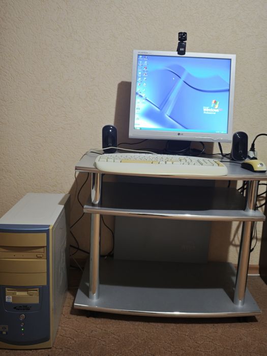 Продавам Компютър настолен