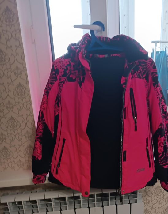 Продам женские куртки