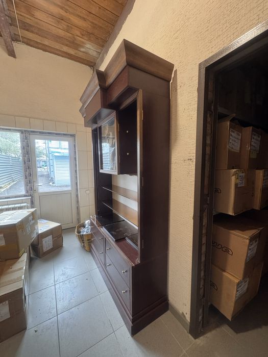 Деревянный шкаф