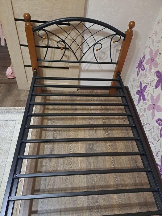 Продаётся кровать кованая 90×200
