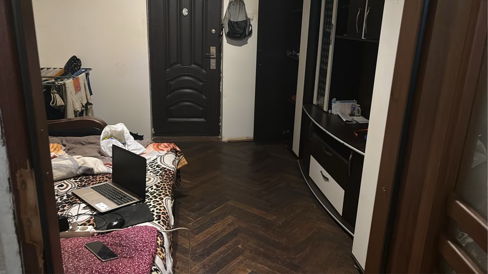 De vanzare garsoniera camera de camin  baie bucatarie camera