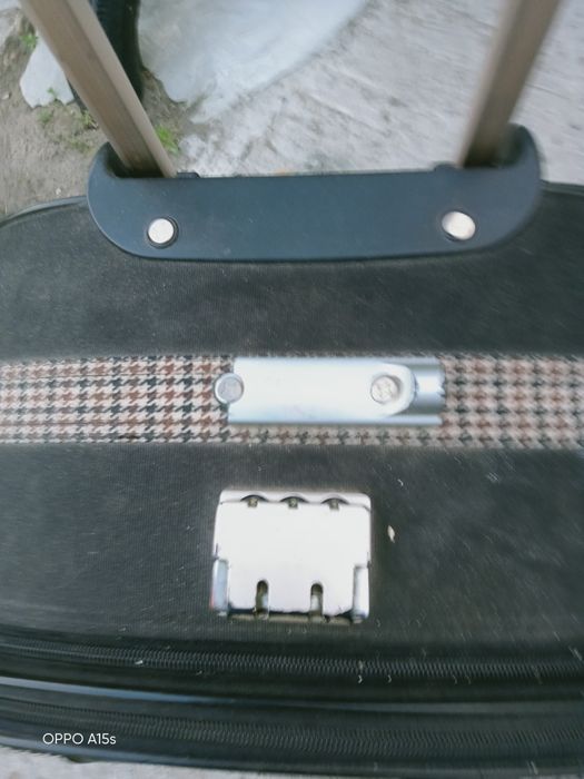 Продам чемодан на колесах