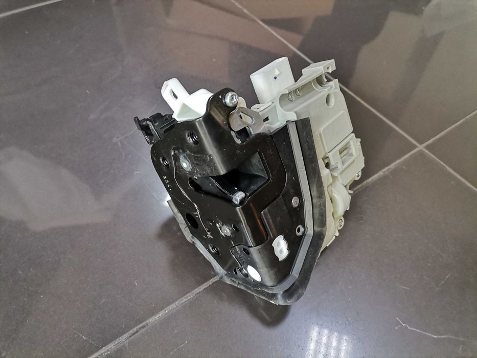 Дясна Брава 8X1837016B Audi A1 A3 A4 A5 Q2 Q5 R8 TT e-Tron RS3 RS4 RS5