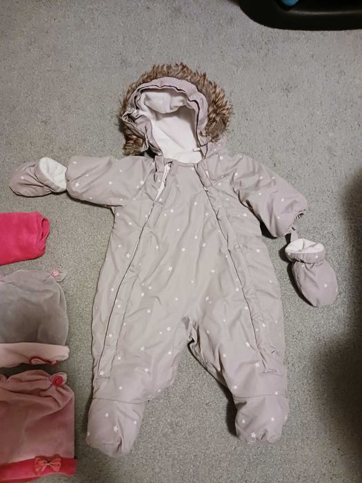 Дрехи,костюмчета и шапки за момиченца