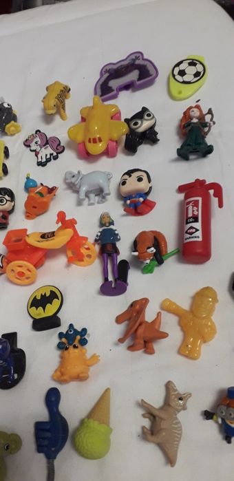 Lot 47 figurine Kinder