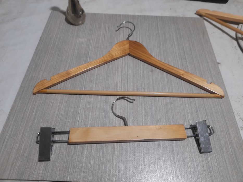 Дървени закачалки за дрехи