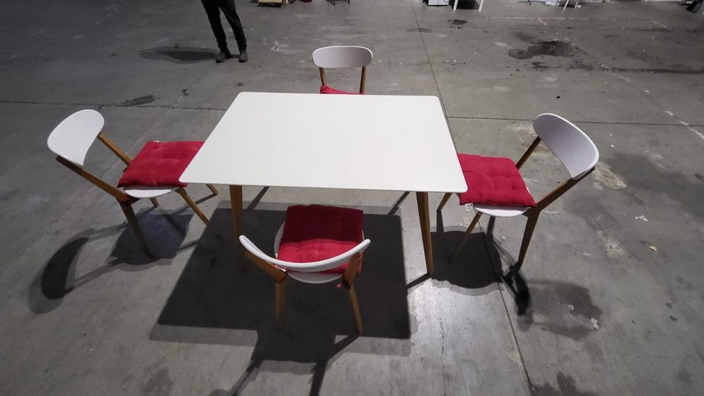 Masa dining cu patru scaune