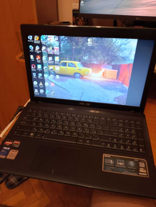 Laptop  ASUS 4GB Ram , 250 GB SSD , DVD compakt disk