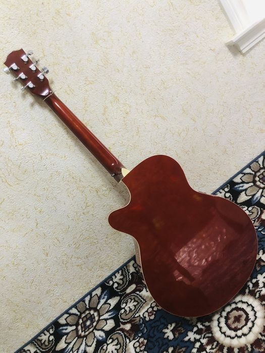 Gitara acustik ekvalazerli