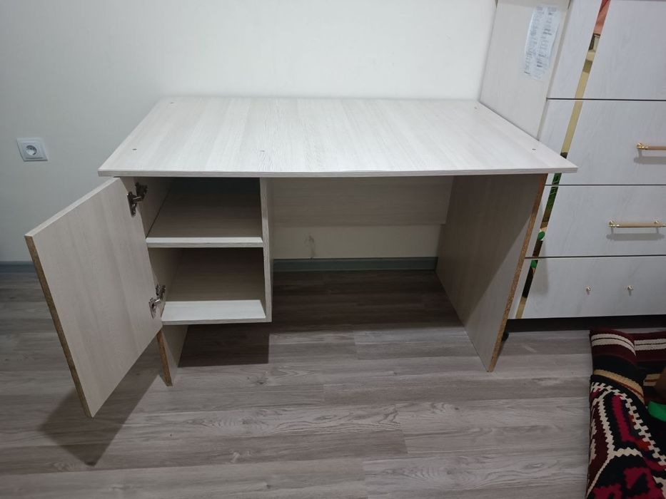 Stol sotiladi / Uy va ofis uchun qulay stol holati aʼlo