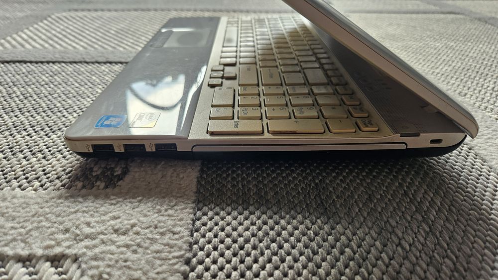 Лаптоп Sony VAIO VPCEB1E1E Core i3, 4GB RAM, Windows 10  Оригинална чанта VAIO