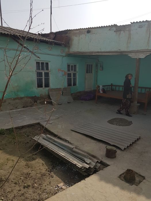 Каттакургон марказида ховли сотилади.