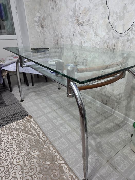Продам стеклянный кухонный стол