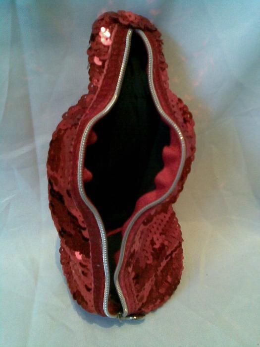 Уникат ! Нов червен калъф(несесер) от пайети с цип за бутилка