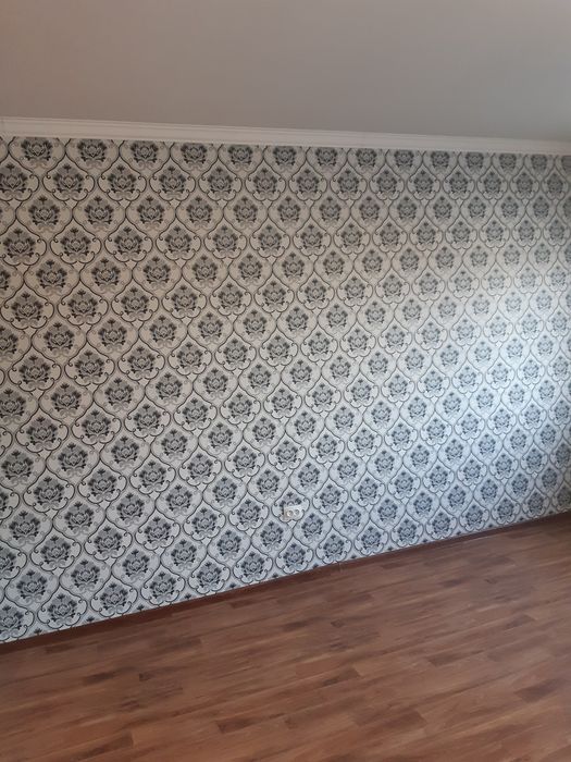 Клеем обой, галтели, побелка.