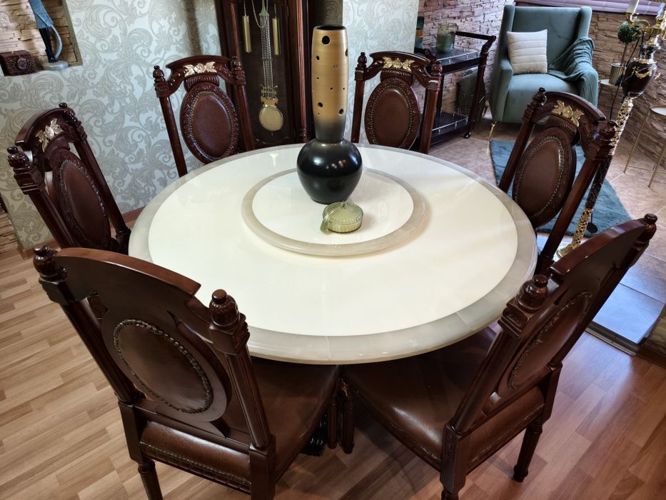 Продам стол со стульями.