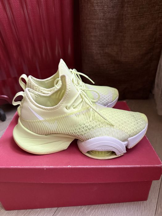 Nike кроссовки почти, как новые