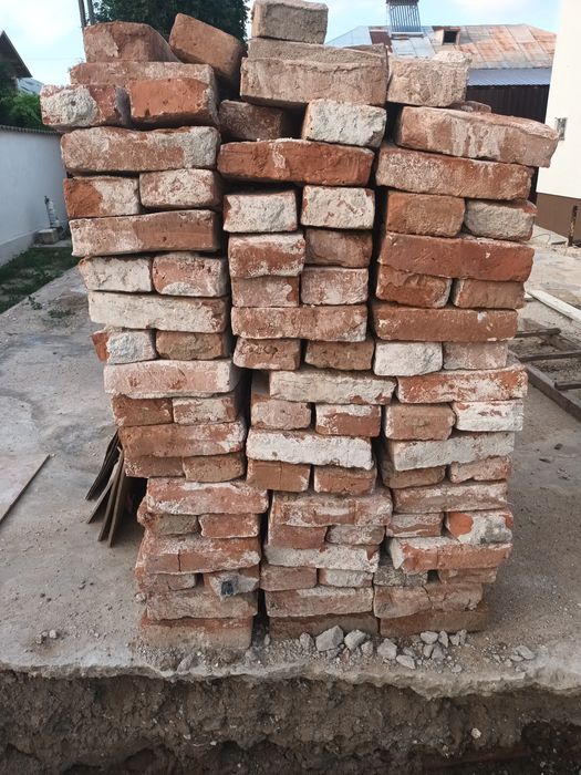 Vând caramida demolari