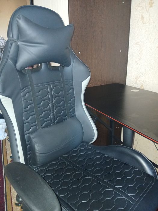 Компьютерный стол и кресло.