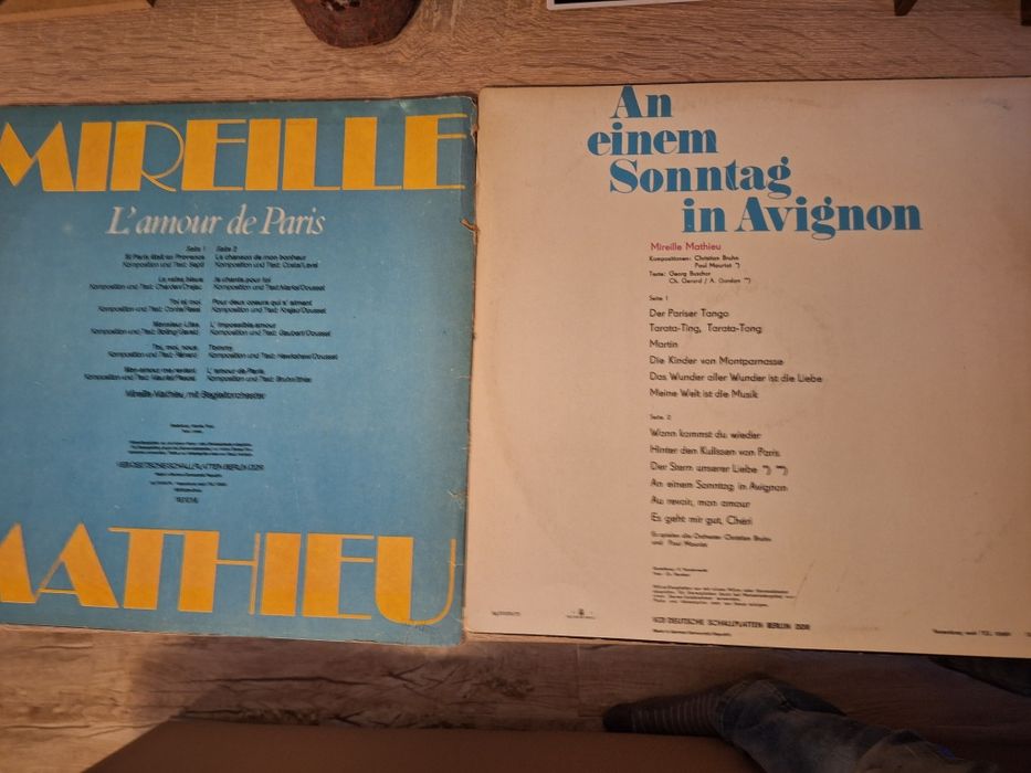 Vând 2 vinil- uri Mireille Mathieu