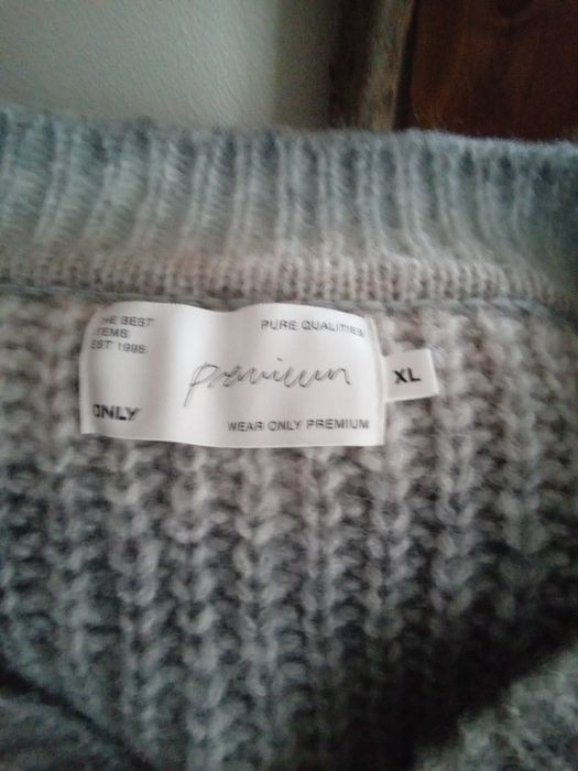 Pulovere tricotate, noi