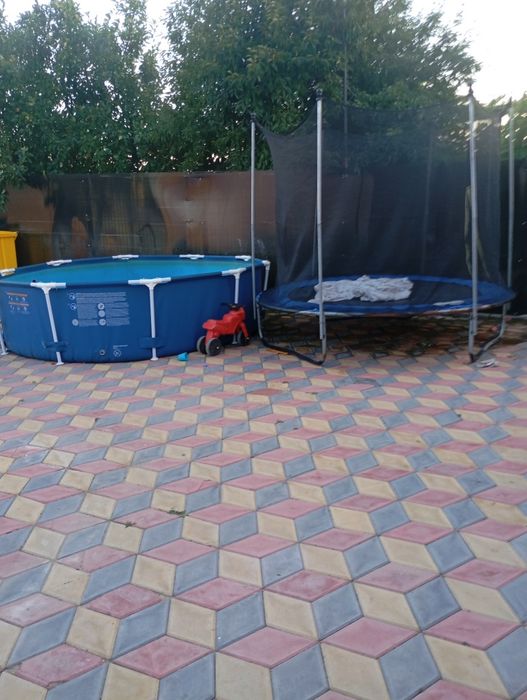 Piscina și trambulina