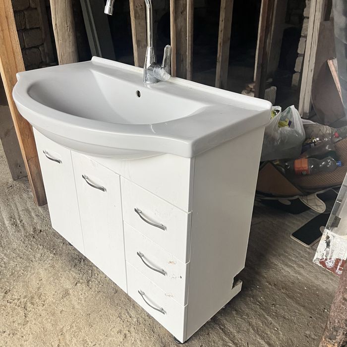 Тумба с раковиной.