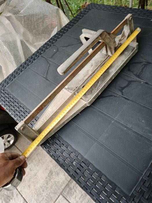 Vînd mașini de tăiat faianță și gresie