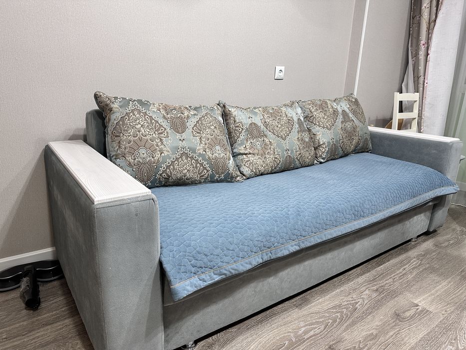 Диван, стол + 4 стула