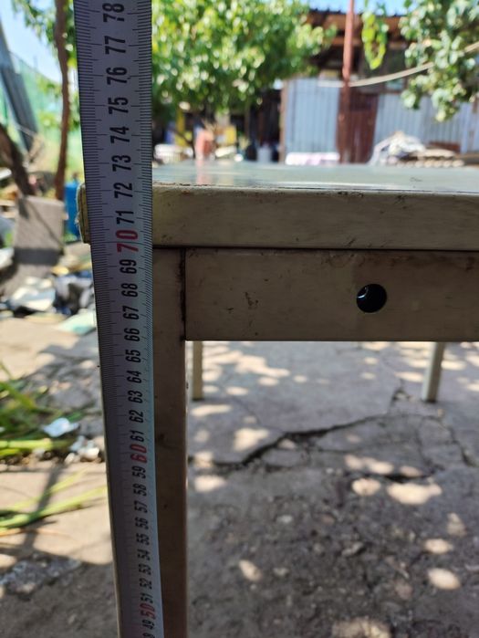 Правоъгълна маса с метални крака