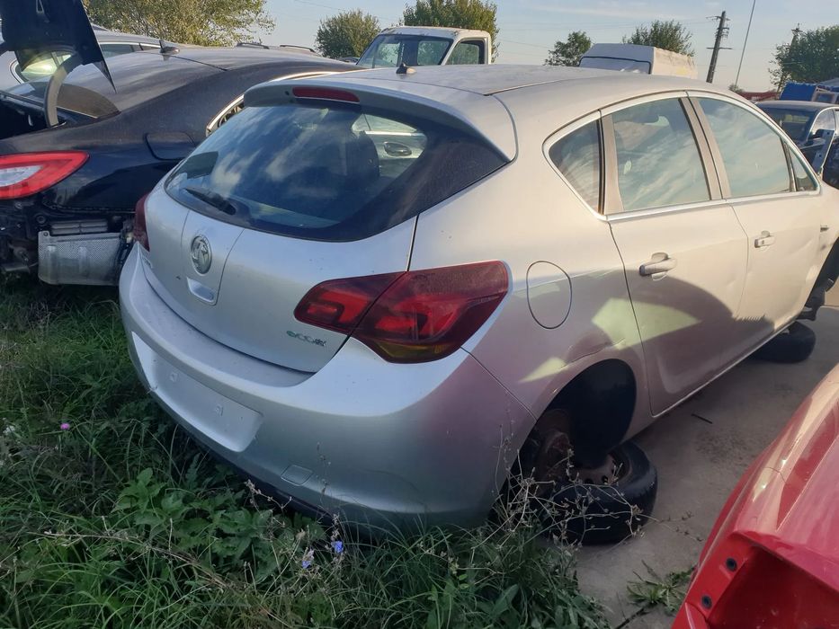 Dezmembrez  Opel  Astra  j