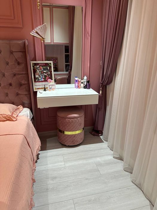 Prehojka oshhona va yotoqhonaga sandiqli va dumaloq taburetkalar.