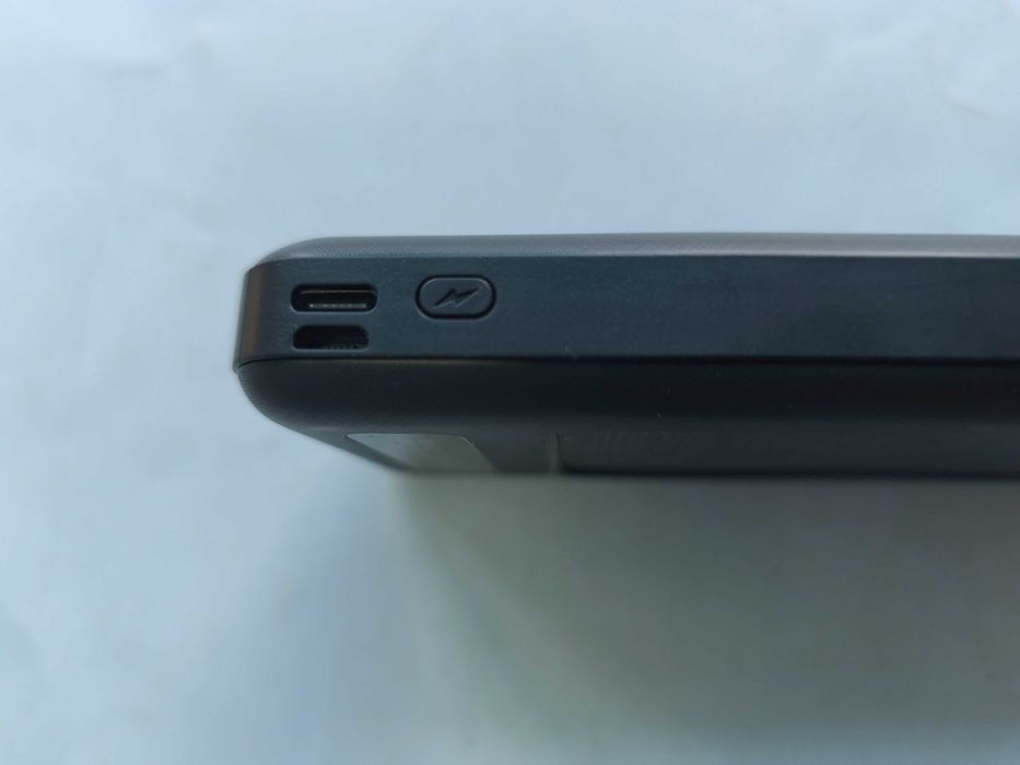 Baterie externa - power bank 10000 mAh cu cabluri si incarcare solara