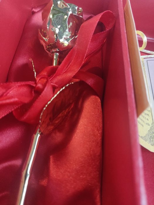 Trandafir natural lasat in aur de 24K. Un cadou  special, greu de egalat pentru o persoana foarte speciala.