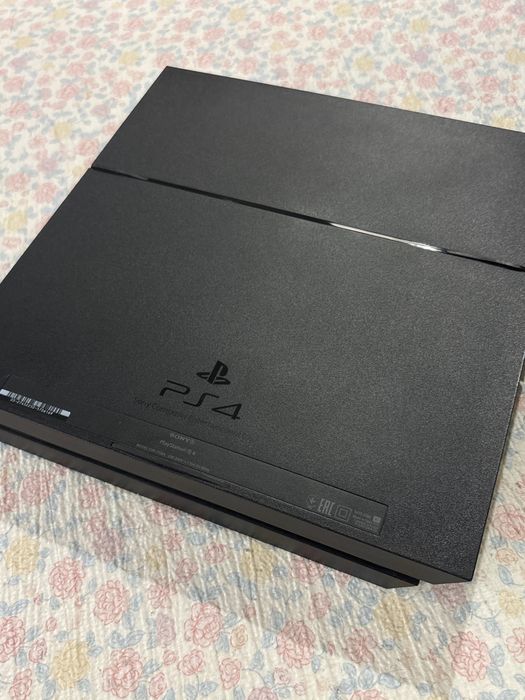 PS 4 Fat 500 гб + 3 игры + 3 джойстика