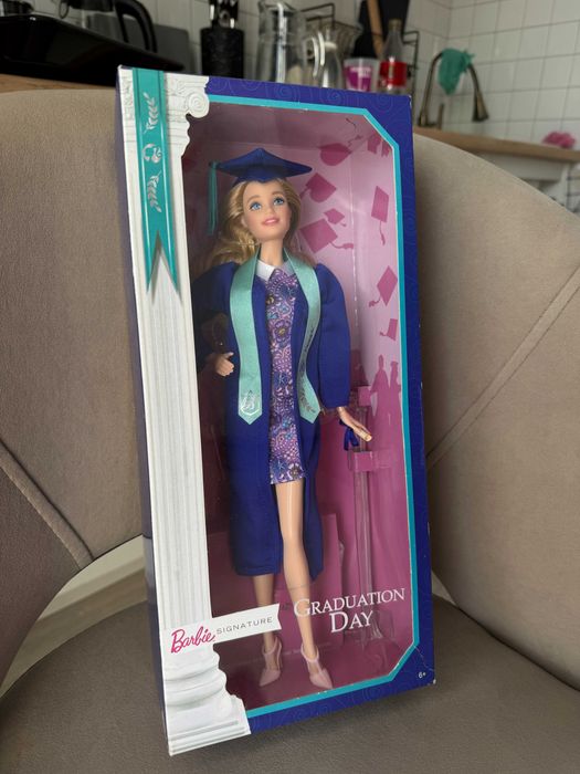 Кукла Барби выпускница