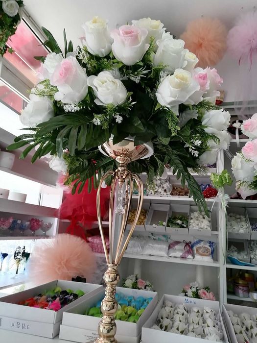 Vand  arcada si aranjamente florale pentru evenimente.
