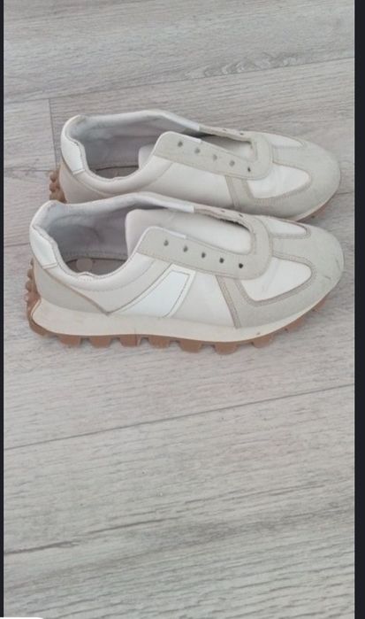 Продам женские кроссовки