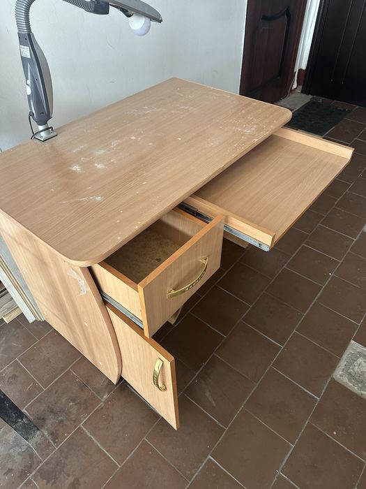 стол письменный с лампой