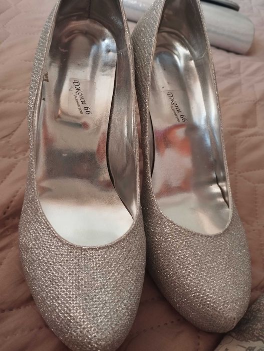 Стилни Сребристи Дамски Токчета и Чанта