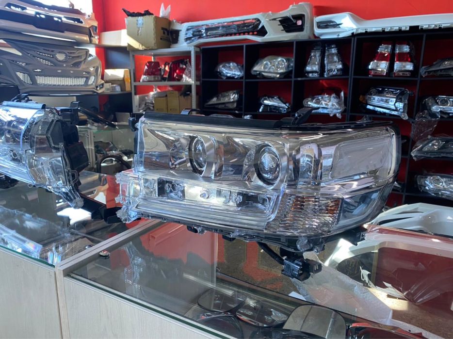 Фара б/у оригинал Toyota Land Cruiser 200