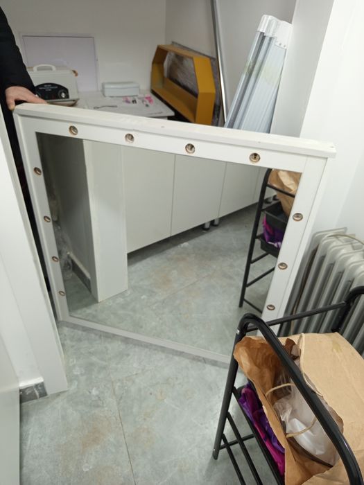 Стеллаж для лаков и зеркало