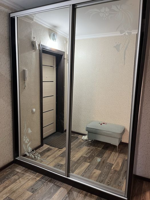 Продам шкаф-купе с зеркальными дверями