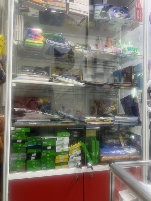 Продам стеклянную витрину