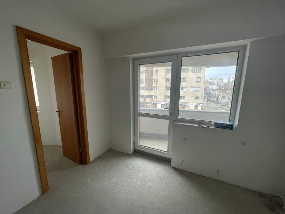 Vând apartament 3 camere decomandat et. 1 Bulevardul Unirii 32 scara A