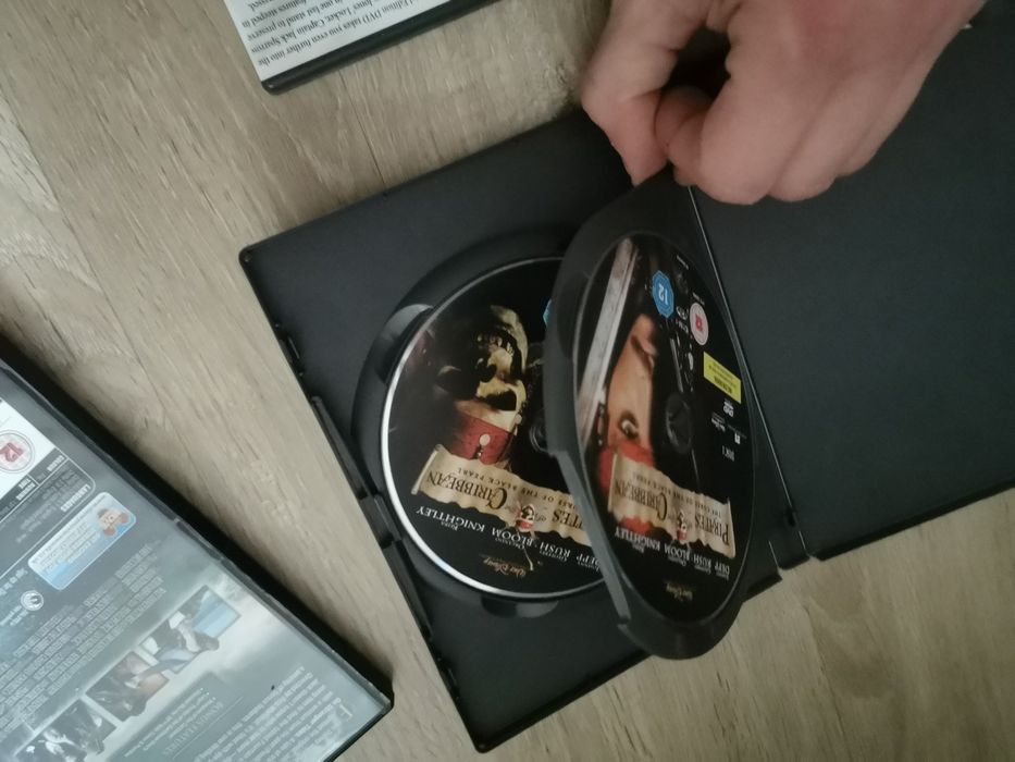 Vând cd-uri originale cu filme bune