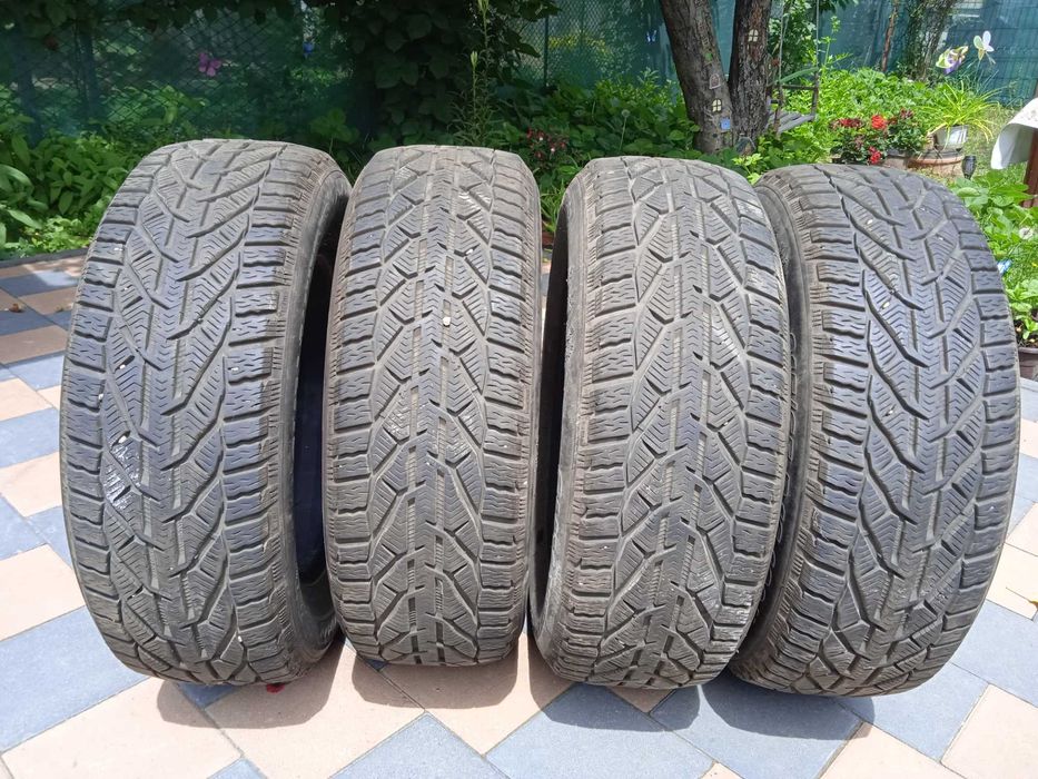 Vand 4 anvelope de iarna suv