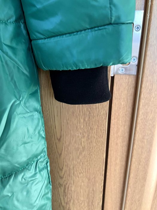 Дълго зимно яке в смарагдовозелен цвят – топло, леко и удобно