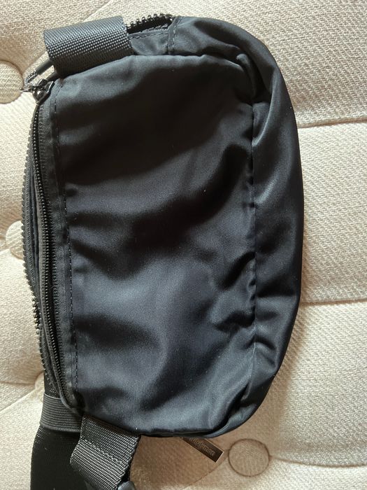 Lululemon Чанта за пари и телефон