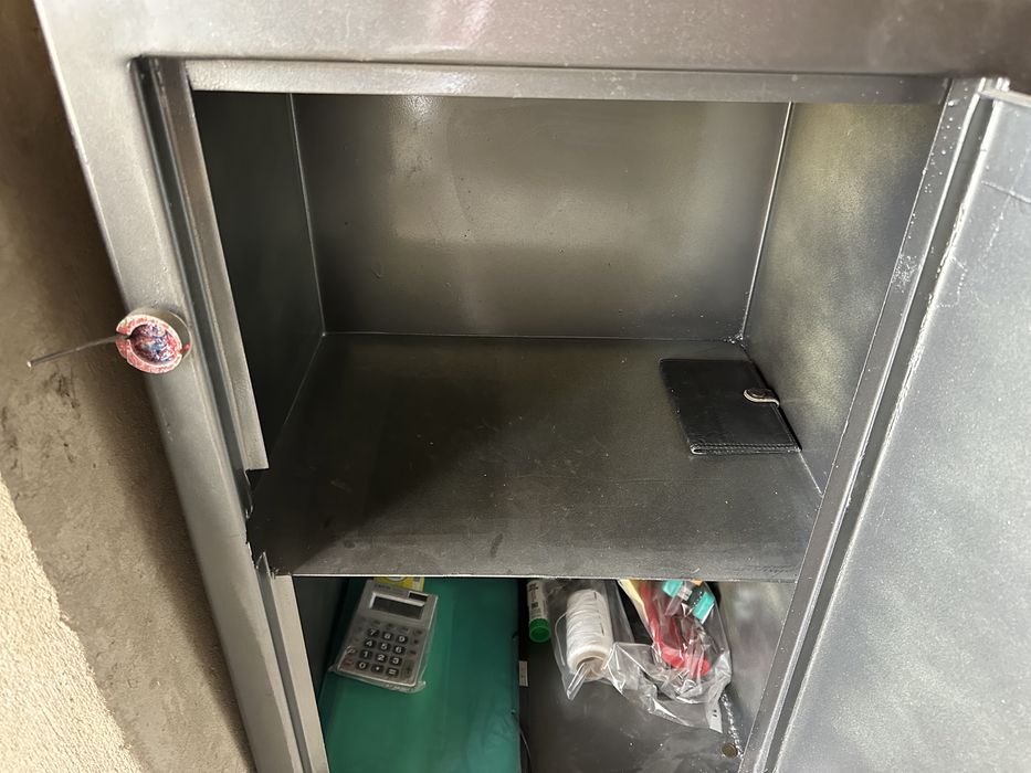 Сейф металически